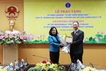 Bộ trưởng Y tế Đào Hồng Lan trao Kỷ niệm chương "Vì sức khỏe nhân dân" cho Tiến sĩ Shobayashi Tokuaki.