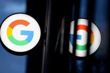 Logo của Google bên ngoài cửa hàng Google Store Chelsea ở Manhattan, New York, Mỹ. (Ảnh: Reuters)