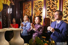 Lãnh đạo Ủy ban Trung ương Mặt trận Tổ quốc Việt Nam và các đại biểu mặt trận tiêu biểu dâng hương tưởng niệm các Vua Hùng.