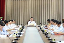 Đồng chí Đinh Tiến Dũng phát biểu kết luận cuộc họp sáng 18/5.