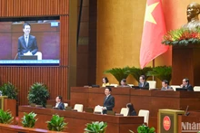 Bộ trưởng Thông tin và Truyền thông Nguyễn Mạnh Hùng trả lời chất vấn của đại biểu Quốc hội, ngày 12/11. (Ảnh: DUY LINH)