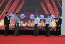 Các đại biểu bấm nút chính thức đưa vào vận hành Busmap Ha Noi.