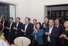 Các đồng chí lãnh đạo thành phố Hà Nội thành kính dâng hương tưởng niệm cố Tổng Bí thư Nguyễn Phú Trọng. (Ảnh: VIẾT THÀNH)