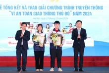 Ban tổ chức trao giải Nhất phần thi trắc nghiệm cho hai thí sinh.
