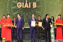 Phó Chủ tịch Thường trực Quốc hội Trần Thanh Mẫn và Trưởng Ban Nội chính Trung ương Phan Đình Trạc trao giải B cho đại diện nhóm tác giả Báo Nhân Dân. (Ảnh: NHẬT QUANG)