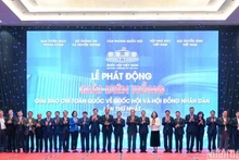 Các đại biểu chụp ảnh lưu niệm tại lễ phát động Giải Diên Hồng ngày 27/12/2022. (Ảnh: DUY LINH)