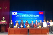 Đại diện KOICA Việt Nam, Ủy ban Dân tộc và tỉnh Yên Bái ký kết Bản ghi nhớ về gói viện trợ không hoàn lại của Chính phủ Hàn Quốc. (Ảnh: VIẾT TÔN)