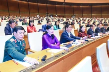 Các đại biểu Quốc hội biểu quyết thông qua Nghị quyết về việc áp dụng thuế thu nhập doanh nghiệp bổ sung theo quy định chống xói mòn cơ sở thuế toàn cầu. (Ảnh: DUY LINH)