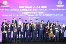 Ban tổ chức tặng hoa các đại biểu tham dự hội thảo.
