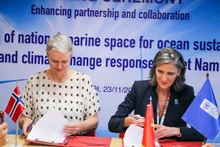 Trưởng đại diện thường trú UNDP tại Việt Nam Ramla Khalidi (phải) và Đại sứ Na Uy tại Việt Nam Hilde Solbakken ký kết thỏa thuận. (Ảnh: UNDP)