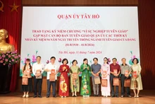 Lãnh đạo Quận ủy Tây Hồ tri ân các đồng chí có nhiều đóng góp cho công tác Tuyên giáo của quận.