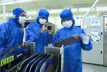Kiểm tra tấm wafer - thành phần vật lý cốt lõi trong sản xuất chip bán dẫn, tại nhà máy của Công ty TNHH Hana Micron Vina (FDI Hàn Quốc), Khu công nghiệp Vân Trung, tỉnh Bắc Giang. (Ảnh: TUẤN ANH)