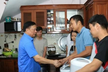 Đồng chí Đinh Tiến Dũng thăm hỏi, trao quà hỗ trợ cho các gia đình.
