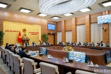 Ủy ban Thường vụ Quốc hội biểu quyết thông qua Pháp lệnh Chi phí tố tụng. (Ảnh: DUY LINH)
