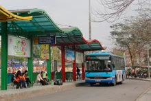 Tổng công ty vận tải Hà Nội sẽ tăng cường hàng chục chuyến xe buýt kết nối với các bến xe để phục vụ người dân trong dịp Tết Dương lịch.