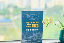 Cuốn sách "Đại thắng mùa Xuân 1975 - Bản hùng ca chiến thắng thời đại Hồ Chí Minh".