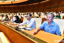 Các đại biểu Quốc hội biểu quyết thông qua Nghị quyết về phê chuẩn quyết toán ngân sách nhà nước năm 2021. (Ảnh: ĐĂNG KHOA)