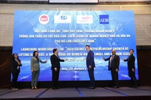 Các đại biểu thực hiện nghi thức công bố Sách Trắng về doanh nghiệp nhỏ và vừa do phụ nữ làm chủ ở Việt Nam.