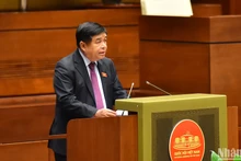 Bộ trưởng Kế hoạch và Đầu tư Nguyễn Chí Dũng trình bày tờ trình của Chính phủ về dự thảo Nghị quyết. (Ảnh: THỦY NGUYÊN)