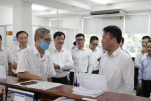 Tổng Giám đốc Bảo hiểm xã hội Việt Nam Nguyễn Thế Mạnh trao đổi với người dân đến làm việc qua tính năng đặt lịch làm việc trực tuyến tại bộ phận “một cửa” Bảo hiểm xã hội Thành phố Hồ Chí Minh.