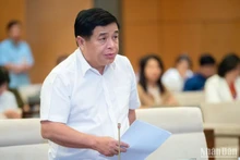 Bộ trưởng Kế hoạch và Đầu tư Nguyễn Chí Dũng báo cáo tình hình thực hiện Nghị quyết số 43/2022/QH15 của Quốc hội về chính sách tài khóa, tiền tệ hỗ trợ Chương trình phục hồi và phát triển kinh tế-xã hội. (Ảnh: DUY LINH)