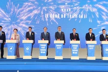 Các đại biểu bấm nút chính thức công bố triển khai Thành phố thông minh Bắc Hà Nội.