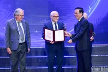 Chủ tịch nước Võ Văn Thưởng trao cúp và chứng nhận cho các nhà khoa học là chủ nhân của Giải thưởng chính VinFuture 2023.