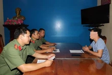 Cơ quan Công an làm việc với đối tượng Nguyễn Kiên Quyết. (Ảnh: Công an Hà Nam cung cấp)