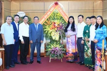 Đồng chí Nguyễn Văn Phong tặng hoa, chúc mừng Ủy ban Mặt trận Tổ quốc thành phố Hà Nội.