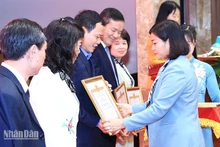 Lãnh đạo Thành ủy Hà Nội trao bằng khen cho các cá nhân xuất sắc trong công tác kiểm tra, giám sát.