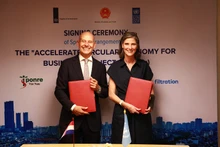Đại sứ Vương quốc Hà Lan tại Việt Nam Kees van Baar và Trưởng đại diện thường trú UNDP tại Việt Nam Ramla Khalidi tại Lễ ký kết. 