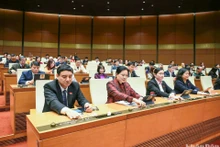 Đại biểu Quốc hội biểu quyết thông qua Nghị quyết quy định về xử lý một số vấn đề liên quan đến sắp xếp tổ chức bộ máy nhà nước. (Ảnh: DUY LINH)