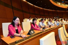 Quốc hội biểu quyết thông qua Luật Thực hiện dân chủ ở cơ sở trong phiên họp sáng 10/11. (Ảnh: THỦY NGUYÊN)