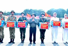 Thủ tướng Phạm Minh Chính tặng quà động viên các lực lượng Quân đội tham gia diễu binh, diễu hành. (Ảnh: THANH GIANG)