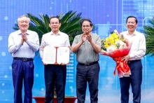 Thủ tướng Phạm Minh Chính và Phó Thủ tướng Thường trực Chính phủ Nguyễn Hòa Bình chúc mừng lãnh đạo Thành phố Hồ Chí Minh nhận Quyết định của Thủ tướng Chính phủ phê duyệt Quy hoạch Thành phố (Ảnh: THANH GIANG). 
