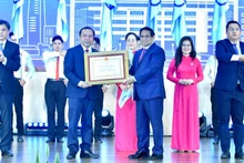 Thủ tướng Phạm Minh Chính trao Huân chương Lao động hạng Nhất tặng Đại học Quốc gia Thành phố Hồ Chí Minh. (Ảnh: THANH GIANG)