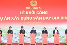 Thủ tướng Phạm Minh Chính và các đồng chí lãnh đạo thực hiện nghi thức khởi công Dự án xây dựng Sân bay Gia Bình. (Ảnh: Trần Hải)