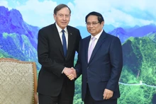 Thủ tướng Phạm Minh Chính và ông David Petraeus - một trong những đồng sở hữu Quỹ đầu tư KKR (Hoa Kỳ). (Ảnh: TRẦN HẢI)