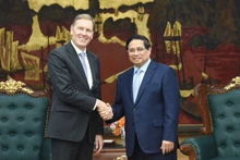 Thủ tướng Phạm Minh Chính và ông Wouter Van Wersch, Phó Chủ tịch điều hành quốc tế Tập đoàn Airbus. (Ảnh: TRẦN HẢI)