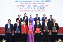 Thủ tướng Phạm Minh Chính và Thủ tướng Thái Lan Paetongtarn Shinawatra chứng kiến các doanh nghiệp Việt Nam và Thái Lan trao đổi văn bản thỏa thuận hợp tác tại diễn đàn. (Ảnh: TRẦN HẢI)