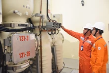 EVNHanoi bảo đảm điện dịp kỷ niệm 48 năm Ngày Giải phóng miền nam, thống nhất đất nước và 137 năm Ngày Quốc tế Lao động (Ảnh: Tiến Hiệp)