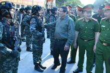 Thủ tướng Phạm Minh Chính thăm hỏi, động viên các lực lượng Công an nhân dân tham gia hợp luyện phục vụ Lễ diễu binh, diễu hành kỷ niệm 50 năm Giải phóng miền nam, thống nhất đất nước (Ảnh: THANH GIANG). 