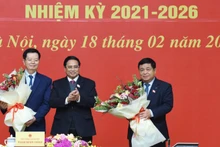 Thủ tướng Phạm Minh Chính tặng hoa chúc mừng 2 Phó Thủ tướng Chính phủ Nguyễn Chí Dũng và Mai Văn Chính vừa được phê chuẩn bổ nhiệm. (Ảnh: TRẦN HẢI)