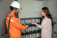 EVNHANOI lắp đặt 100% công tơ điện tử cho khách hàng.