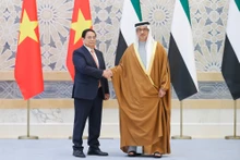 Thủ tướng Phạm Minh Chính và Phó Tổng thống Sheikh Mansour Bin Zayed Al Nahyan tại Lễ đón chính thức. (Ảnh: Nhật Bắc/VGP)