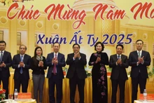 Thủ tướng Phạm Minh Chính với lãnh đạo Ngân hàng Nhà nước Việt Nam (Ảnh: TRẦN HẢI).