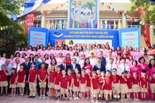 Thủ tướng Phạm Minh Chính với các thầy cô, học sinh Trường PTCS Nguyễn Đình Chiểu. (Ảnh: TRẦN HẢI)