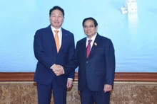 Thủ tướng Phạm Minh Chính và Chủ tịch Tập đoàn SK Chey Tae-won. (Ảnh: TRẦN HẢI)