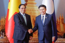 Thủ tướng Chính phủ Phạm Minh Chính bắt tay Chủ tịch Quốc hội Lào Saysomphone Phomvihane. (Ảnh: Nhật Bắc - VGP)