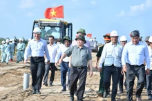 Thủ tướng Phạm Minh Chính thị sát công trường xây dựng Dự án cao tốc Cần Thơ-Cà Mau. (Ảnh: THANH GIANG)
